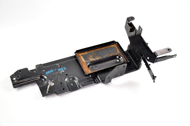 TOYOTA Панель крепления АКБ